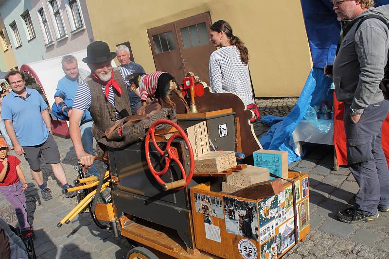 Četnictvo i flašinetář. Židovské město ožilo a vrátilo se o století zpět.