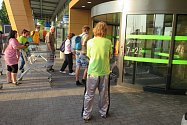 Lidé čekají na otevření zrekonstruovaného hypermarketu v Třebíči.