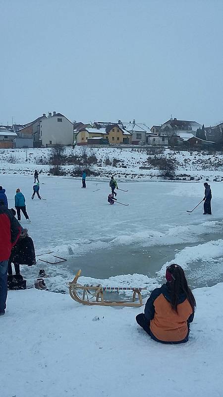 Zima jako od Lady. Děti jezdí na saních nebo se prohánějí na bruslích