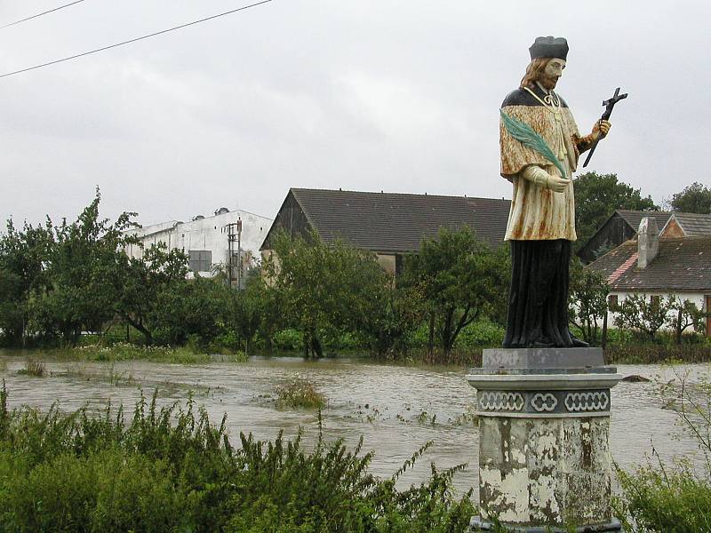 Povodně v roce 2002 na Třebíčsku. Rozvodněná řeka Rokytná.