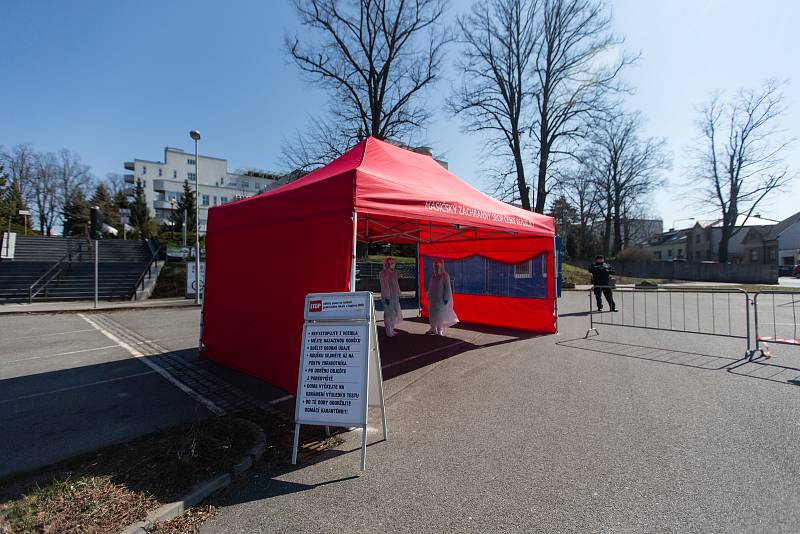 Odběrové místo na Covid-19 pro indikované pacienty na parkovišti u Nemocnice Havlíčkův Brod.