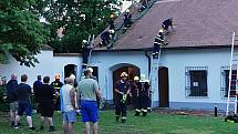 Hasiči zasahují na střeše zámeckých koníren v Moravských Budějovicích.