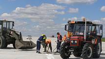 Z opravy ranveje vojenského letiště v Náměšti nad Oslavou, jaro 2020.