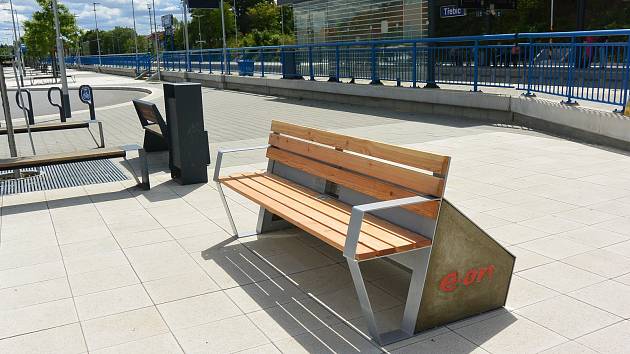Chytrá lavička na přestupním terminálu v Třebíči.
