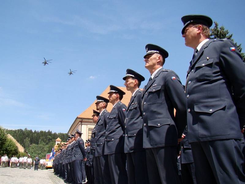 Na Masarykově náměstí v Náměšti nad Oslavou se představila 22. základna letectva ze Sedlece. Přelet armádních vrtulníků, ocenění zasloužilých vojáků i slavnostní předávání velitelství si nenechala ujít řada lidí.