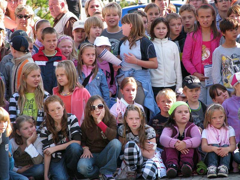 Nácvik dopravní nehody byl bezesporu největším tahákem středečního programu na Karlově náměstí, kde probíhala akce Den bez aut. 