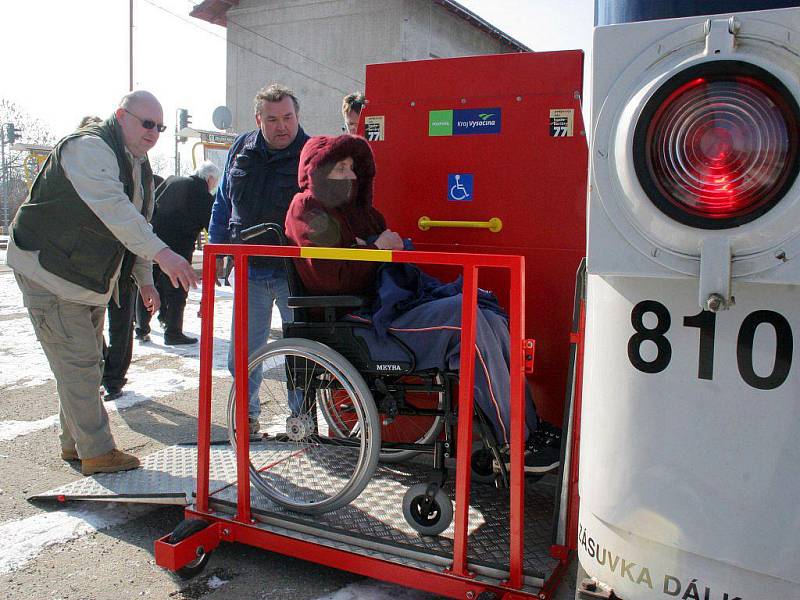 České dráhy rozšířily na Vysočině své služby pro handicapované cestující. V pátek předaly další dvě ruční zdvihací plošiny do stanic Okříšky a Horní Cerekev. 