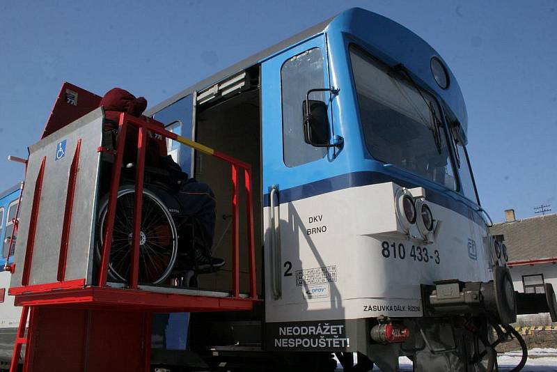 České dráhy rozšířily na Vysočině své služby pro handicapované cestující. V pátek předaly další dvě ruční zdvihací plošiny do stanic Okříšky a Horní Cerekev. 