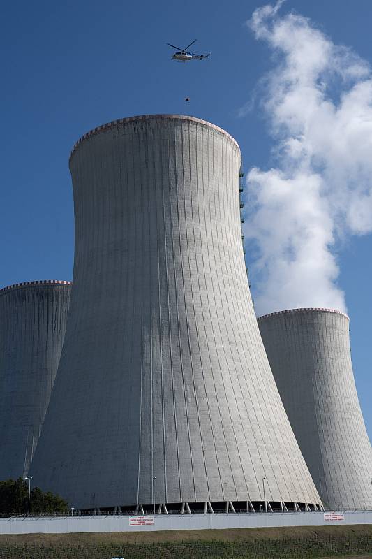 Hasiči při nácviku záchrany osob z věže Jaderné elektrárny Dukovany.