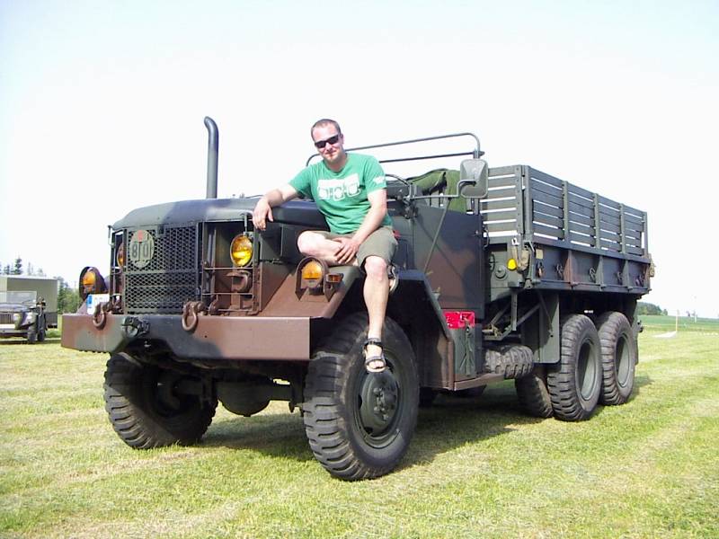 Americký vojenský terénní třínápravový nákladní automobil REO M35 A2 a jeho majitel Lukáš Toufar.