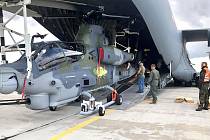 První dva vrtulníky, rozložené na palubě transportního letounu C-17, ve středu přistály na letecké základně v Náměšti