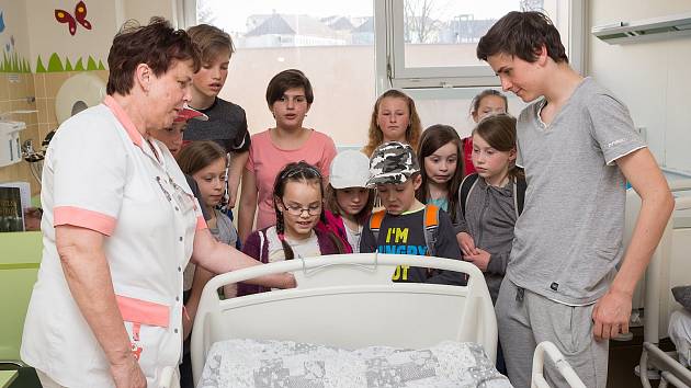 Předávání knížek od dětí z Číměře v Nemocnici Třebíč.