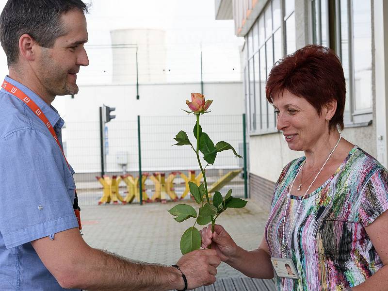 Zaměstnankyně JE Dukovany obdržely při odchodu ze zaměstnání kytičku s poděkováním.