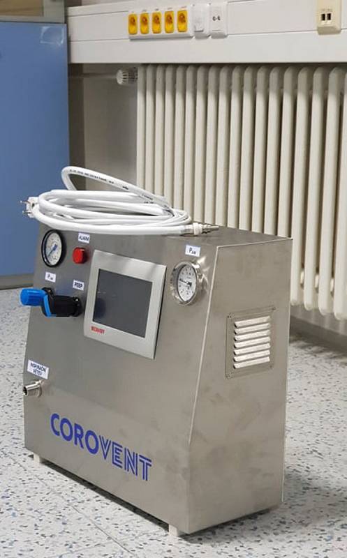 Nový plicní ventilátor, který vznikl díky vědcům, nadšencům, veřejné sbírce a společnosti MICo. Výroba se soustředí v Třebíči.