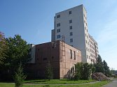 Bývalý nemocniční panelák v Družstevní ulici v Třebíči se má proměnit v moderní pracoviště pro pacienty s demencí, má tam být také vědecké a vzdělávací centrum i laboratoř. Zatím je budova vybydlená.