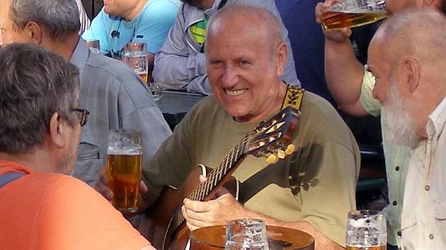 František Kratochvíl Nefjork na setkání bývalých členů čtvrtého oddílu v roce 2011. Tehdy mu bylo 78 let, zemřel o deset let později.