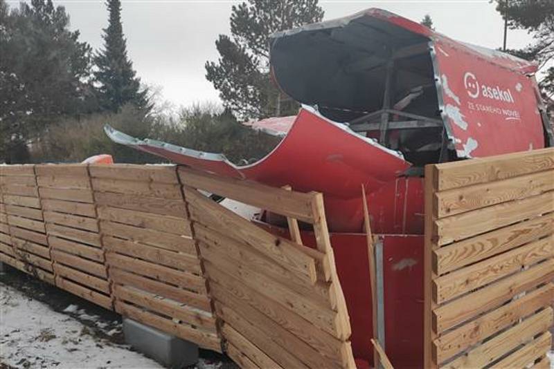 Kromě kontejneru byla při explozi poškozená i nová dřevěná sestava mobilního kontejnerového stání.