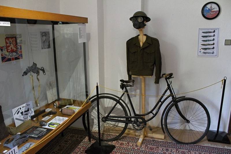 Muzeum československých letců v RAF a expozice starých motocyklů na zámku v Polici u Jemnice.