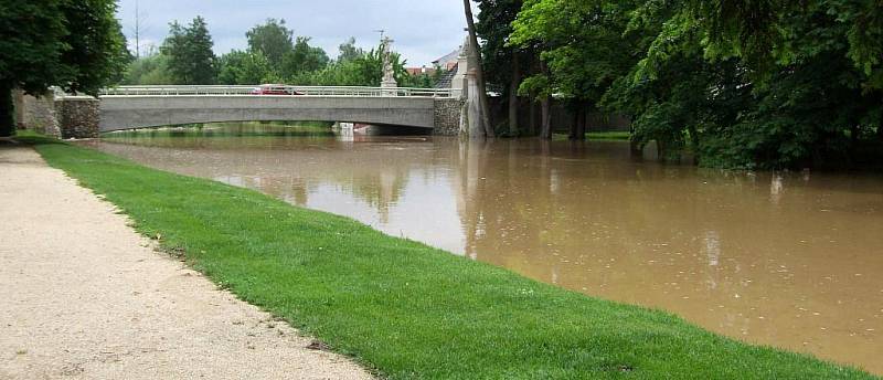 Jaroměřice nad Rokytnou. Velká voda opět potrápila Třebíčsko. Všechny řeky a potoky v pondělí po vydatných deštích zaznamenaly zvýšené průtoky.