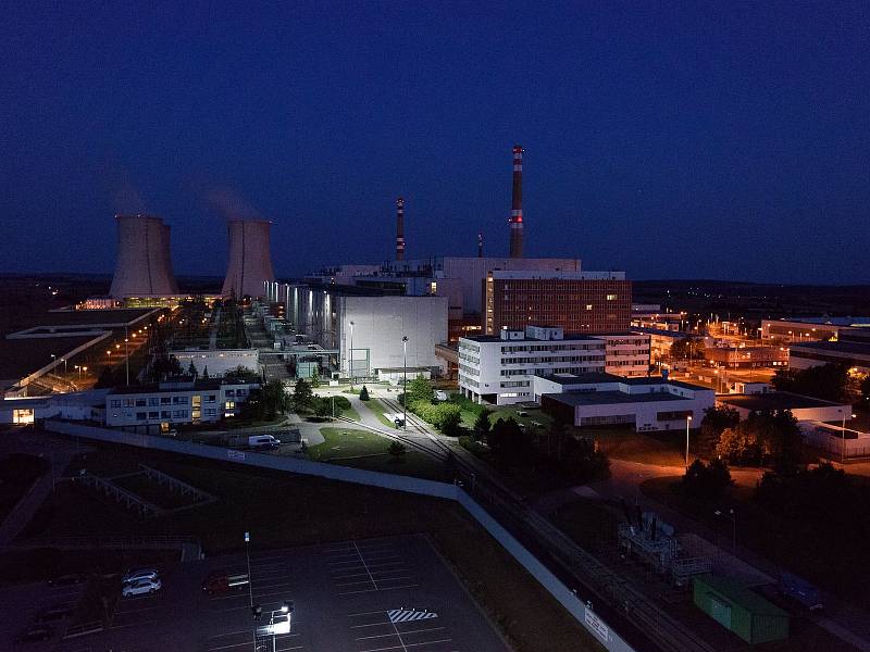 Jaderná elektrárna Dukovany v noci.