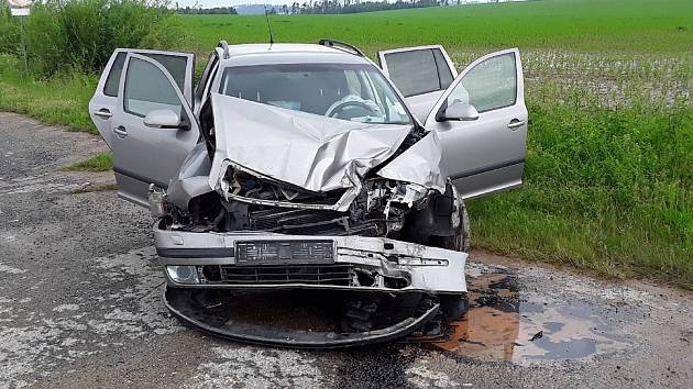 Srážka vozidel na Třebíčsku měla za následek čtyři zraněné a převrácené auto