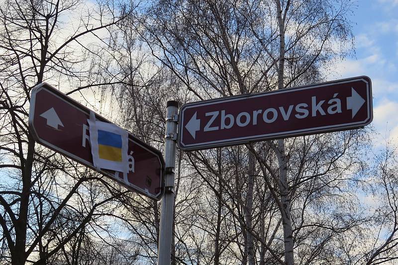 Cedule Ruská ulice přelepená ukrajinskou vlaječkou.
