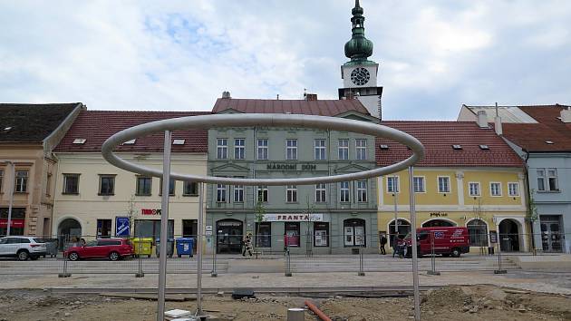 Na revitalizovaném Karlově náměstí v Třebíči vyrostl prstenec pro vodní prvek. V místních budí emoce - pozitivní i negativní.
