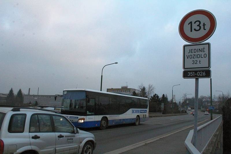 Most přes železnici u třebíčské nemocnice je v havarijním stavu.