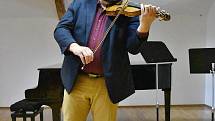 Ředitel Základní umělecké školy Hrotovice Jakub Lojda je vystudovaný houslista.