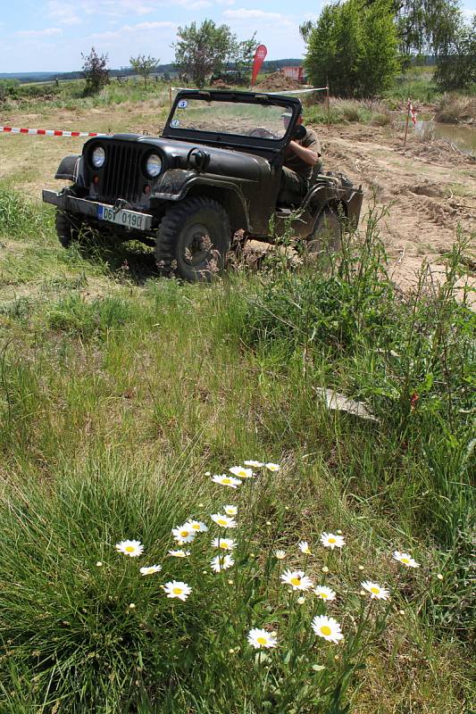 Historická vojenská auta v areálu Radarka u Koněšína.