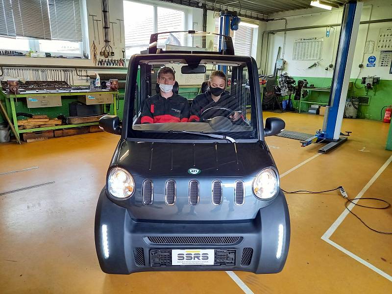 Studenti Střední školy řemesel a služeb poskládali elektromobil za tři týdny.