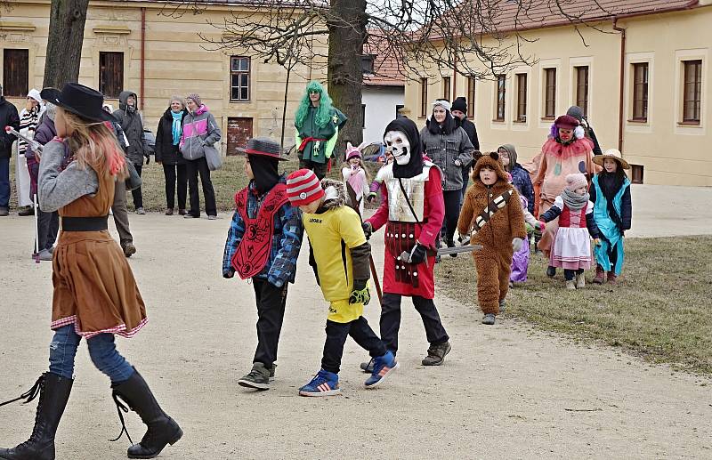 Závěr masopustního průvodu na Jemnickém zámku, kde pan farář za doprovodu masek a diváků pohřbil basu.