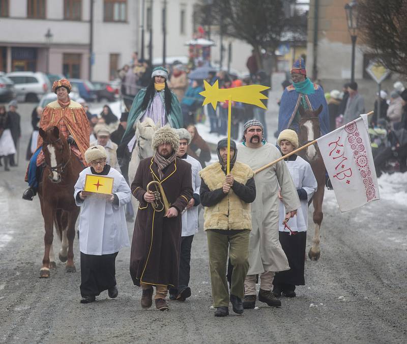 Průvod Tří králů na Masarykově náměstí v Náměšti nad Oslavou.