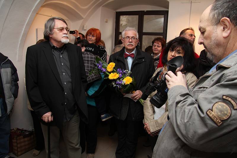 Z výstavy v Galerii Ladislava Nováka v roce 2014. Zdeněk Štajnc uprostřed, vlevo stojí jeho přítel a umělecký kritik Jan Dočekal. Foto: Robert Vávra