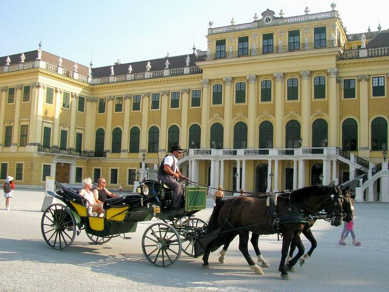 V Schönbrunnu, v Schönbrunnu, střílel císař na srnu. Minul se však cíle, zapomněl si brýle. Ale ani Járu Cimrmana, ani císaře pána Frantu Pepu Jedničku jsem u ikonického zámku bohužel nepotkal.