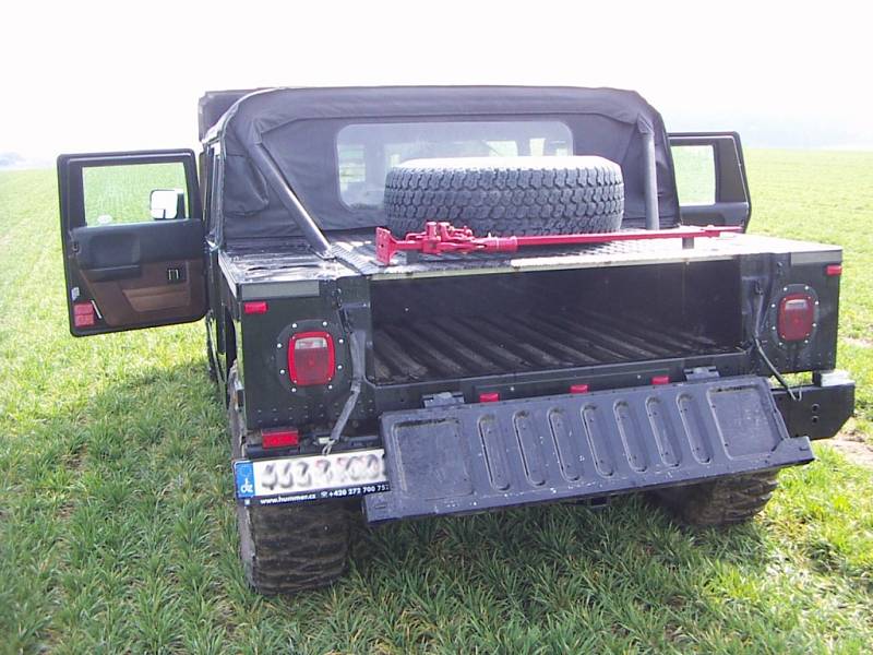 Hummer H1 je obří vůz, uvnitř má ovšem jen čtyři samostatné sedačky.