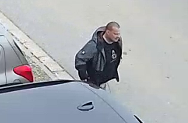 Krádež brusky v třebíčské prodejně: policisté hledají muže z fotografie