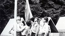 V pionýrském, přesto v duchu skautských tradic. Vztyčování vlajky na táboře v Českém ráji v roce 1977. Z archivu Miloše Kokše.