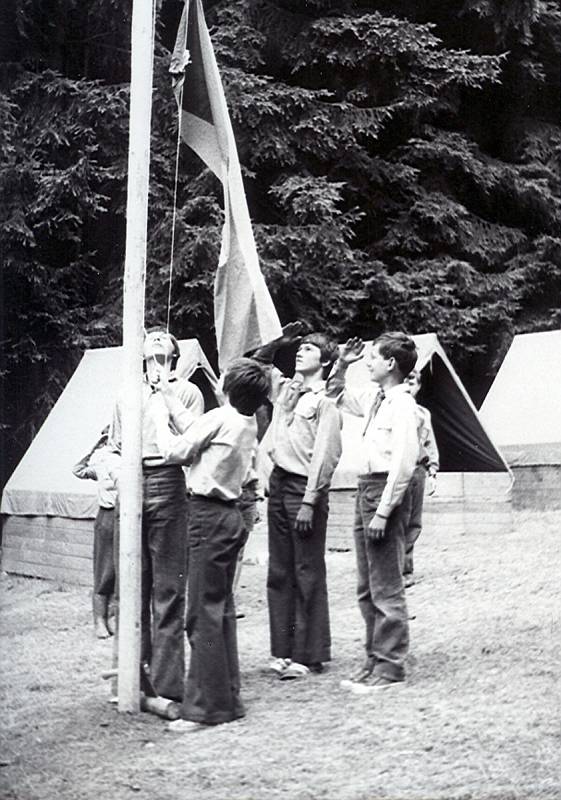 V pionýrském, přesto v duchu skautských tradic. Vztyčování vlajky na táboře v Českém ráji v roce 1977. Z archivu Miloše Kokše.