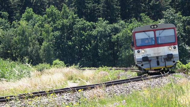 Pozor vlak! Na trati mezi Jemnicí a Budějovicemi skončil klid