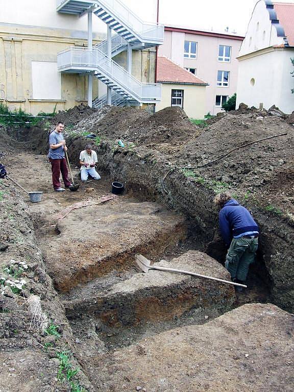 Lidské ostatky nejprve prozkoumají antropologové, poté je Jaroměřičtí s patřičnou pietou znovu uloží do země.