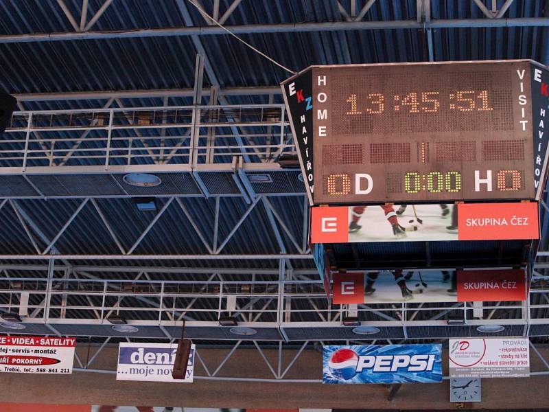 Listí, prach a semena stromů zavál vítr na plochou střechu třebíčského zimního stadionu. Do toho vydatně zapršelo. Dva dešťové svody v jednom rohu střechy se ucpaly. V místech, kde visí reklamní poutače, prosedl vazník až o 30 centimetrů.