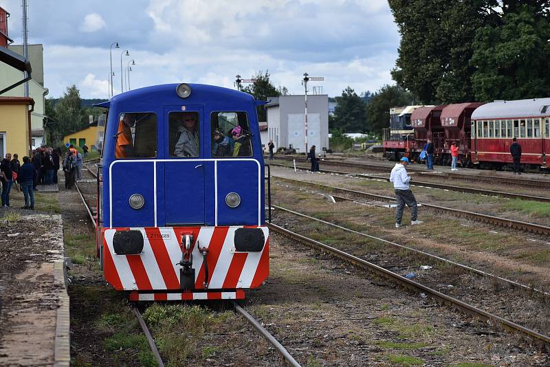 Sobotní oslavy zavítaly i na železniční stanici v Moravských Budějovicích, kde byla k vidění výstava modelového kolejiště, a vozidla spolků Máňa doprava a SVD-JMZ.