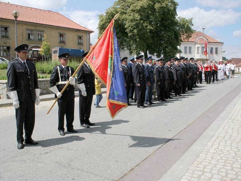 Hasiči z Přibyslavic oslavili v sobotu 120. výročí založení sboru. Prapor požehnal místní farář Jacek Kruczek. Hasiči pak prošli v průvodu obcí, děti se mohly svézt v historické stříkačce. Oslavy s tancem a hudbou pak pokračovaly až do noci.