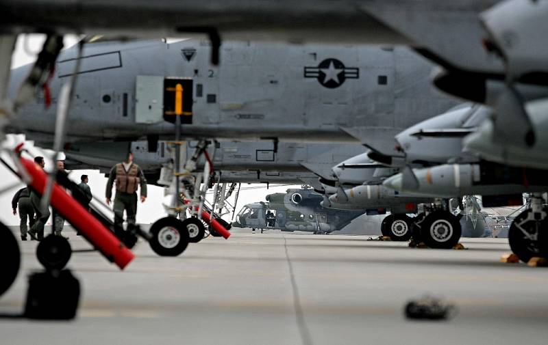 Na vrtulníkové základně v Náměšti nad Oslavou ve středu příletem čtyř letounů A-10 Thunderbolt z 354. stíhací letky vzdušných sil USA, dislokované v Německu, začal výcvik českých předsunutých leteckých návodčích.