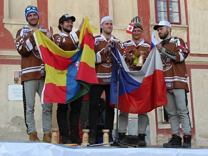 Tým Captains při přivítání na náměstí v Náměšti nad Oslavou.