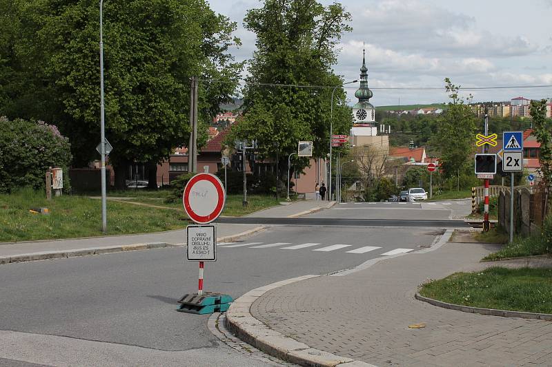 Uzavírka v Třebíči a její dopady. Od ulice Svatopluka Čecha směr přejezd u starého hřbitova.