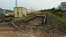 Snímek z rekonstrukce železničního přejezdu v Okříškách.