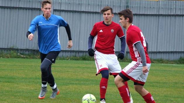 Fotbalisté Nedvědice (v červeném) předvedli ve Starči bezchybnou obranu. „Odehráli jsme to hodně defenzivně,“ řekl po utkání hrající kouč hostí Michal Havlíček.