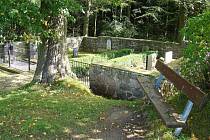 Hřbitov v Hluboké se rozkládá na 102 metrech čtverečních.